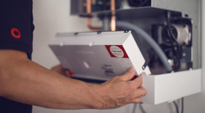 Heizungsbauer bei der Arbeit Heizungsbauer bei der Arbeit