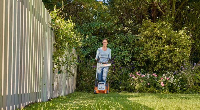 Rasenpflege mit Rasenmäher von Stihl