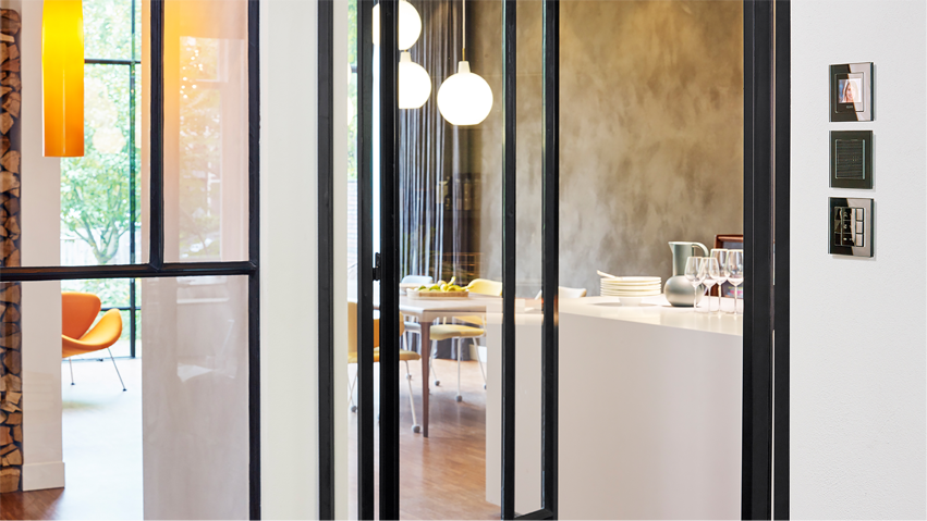 Smarte Haustürsteuerung von Jung