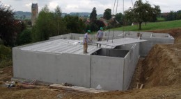 Fertigkeller werden aus einzelnen Fertigteilen im Werk vorgefertigt und auf der Baustelle montiert.