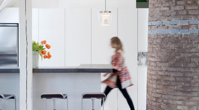 Der Reflektor aus facettiertem Kristallglas im Inneren des mundgeblasenen Kegelschirms beleuchtet den Boden direkt und die Decke sanft und effektvoll. Erhältlich ist die „Annex Suspension“ in drei Größen.