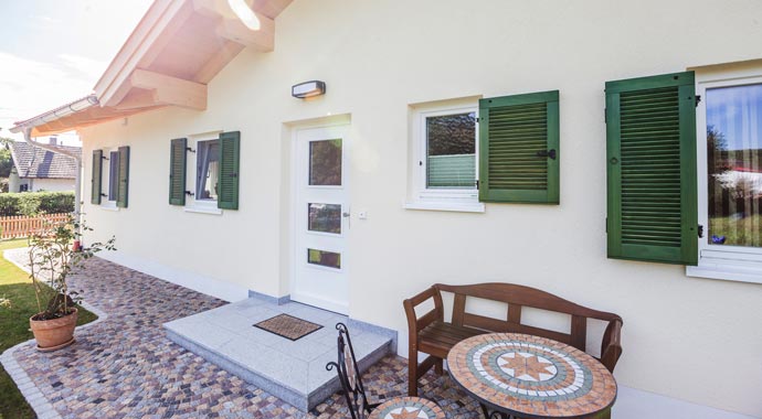 Außenansicht Architektenbungalow Brunnensee von Isartaler Holzhaus