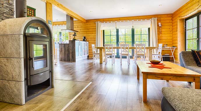 Wohnbereich Blockhaus FINNARI von LéonWood