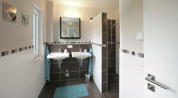 Fischerhaus Mehrfamilienhaus Cassia Z-173 Badezimmer