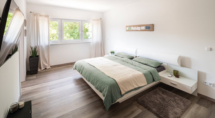 Schlafzimmer frei geplantes Haus im Bauhausstil von FingerHaus