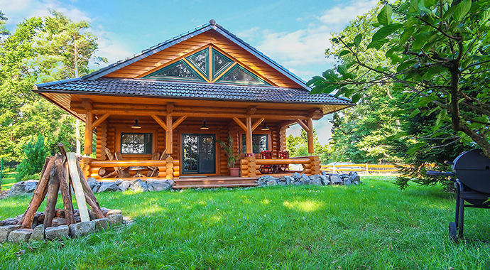 LéonWood Rundstammhaus Elch Außenansicht