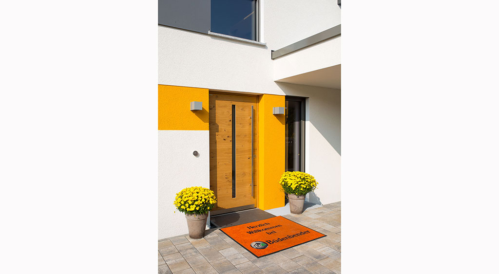 Büdenbender: Musterhaus Jedermann Eingang