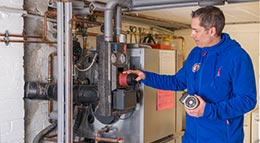 Fachhandwerker beim Heizungstausch