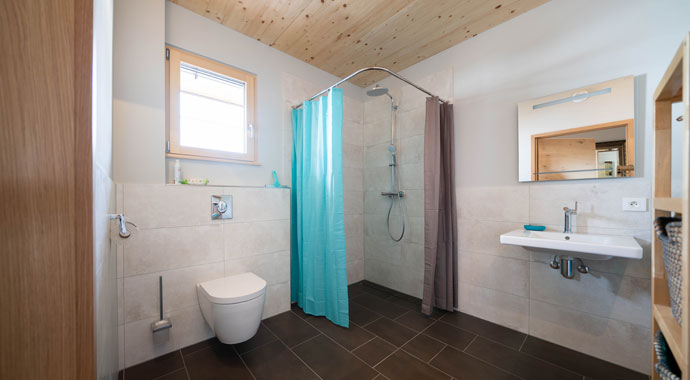 Badezimmer Flachdachbungalow Design 124 von Frammelsberger