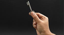 Symbolbild Hand mit Schlüssel