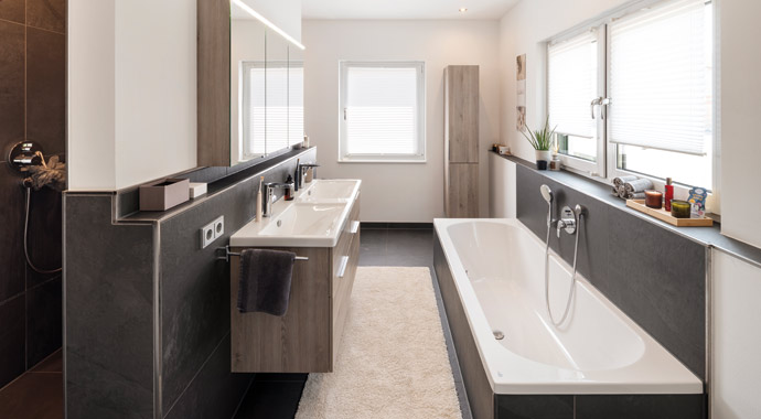 Badezimmer frei geplantes Haus im Bauhausstil von FingerHaus