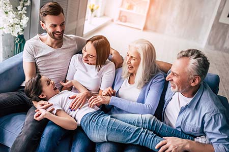 Familie auf dem Sofa Familie auf dem Sofa
