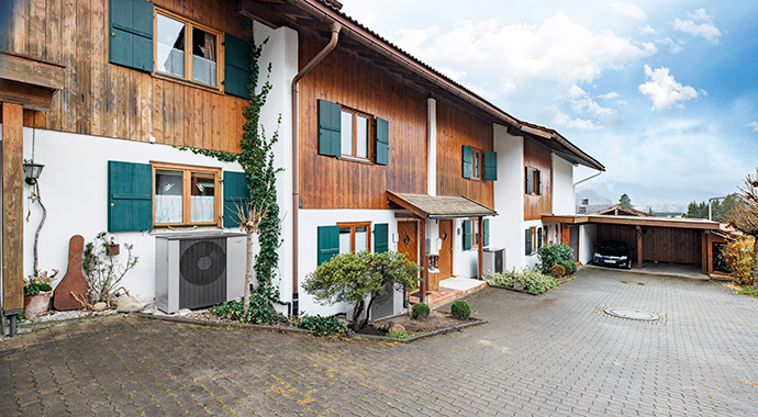 Viermal das gleiche Konzept: Jedes Haus bekam eine Luft/Wasser-Wärmepumpe mit Photovoltaik-Unterstützung. | Foto: Nibe Viermal das gleiche Konzept: Jedes Haus bekam eine Luft/Wasser-Wärmepumpe mit Photovoltaik-Unterstützung. | Foto: Nibe